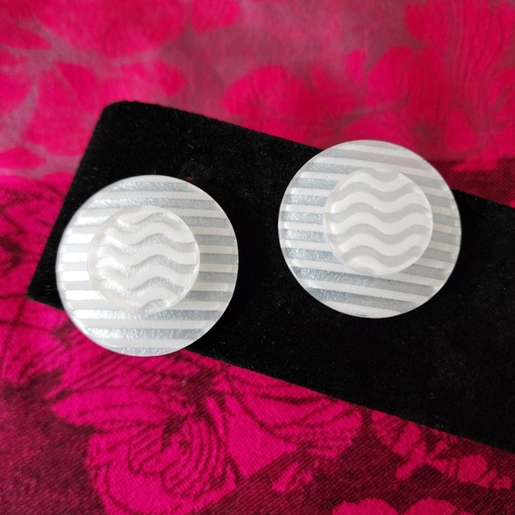 White Acrylic 70s Style Large Button Earrings. - Picture 6 of 7